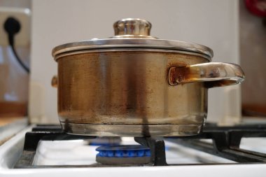 Tencere, gaz sobasının üstünde. Yemek pişirmek. Et pişiyor.