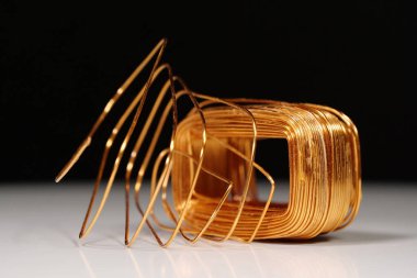 Elektrik transformatörünün bakır akımı. Bakır, cuprum - kimyasal element, demir olmayan metal