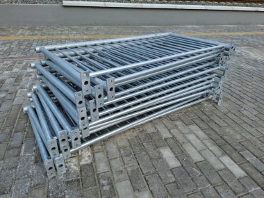 Eskrim için metal yapılar. Metal eskrim sistemleri ve bileşenleri. Çit için metal iskelet. Metal çit yapıları. Dayanıklı koruyucu eskrim yapıları