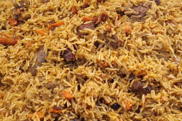 Et ve baharatlı pirinç pilavı.