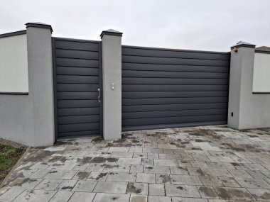 Kır evinin girişi için bir kapı ve sürgülü kapı.