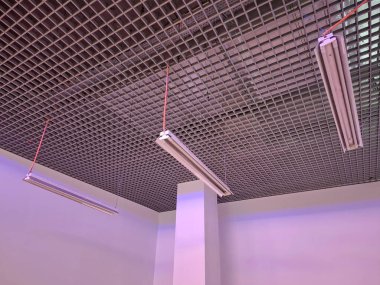 Büyük bir alışveriş merkezinde küçük bir dükkan ya da başka bir iş için yer. Süpermarkette kiralık yer. Boş bir depo ya da tavan lambası olan bir depo. Boş oda, öntanımlı boşluk