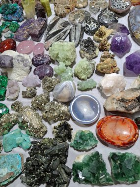 Dünya 'nın zenginlikleri. Doğal yarı değerli taşlar ve mineraller.