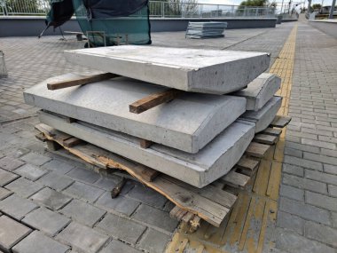 Beton yapılar, demiryolu istasyonu yakınlarındaki demir parmaklıkları desteklemek için bloklar.