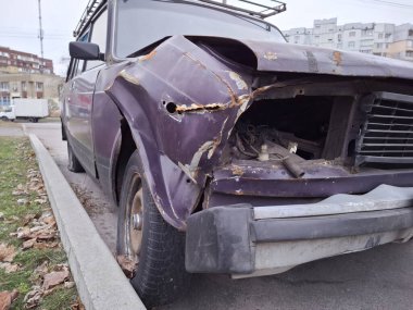 Araba kazasından sonra mor araba. Yolcu vagonu enkaz durumda.