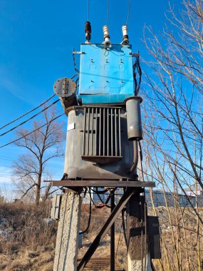 Şimdiki trafo ve yüksek voltajlı elektrik hatları