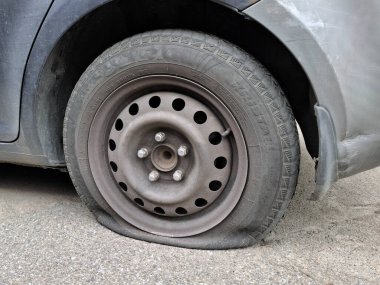 KYIV, UKRAINE, 18 Temmuz 2025: lastik patlaması. Lastiği patlamış yolcu vagonu Fulda Kristall marka.