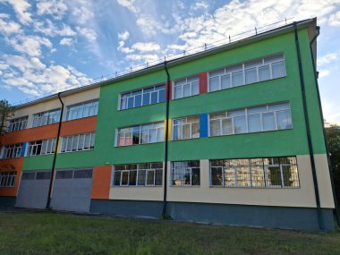 Okul binasının çok renkli yüzü