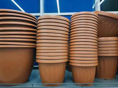 Süpermarket raflarında büyük saksılar