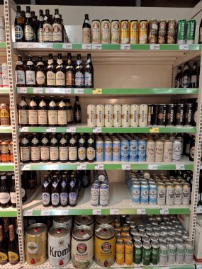 KYIV, UKRAINE, Kasım 7, 2025: Süpermarket raflarında farklı alkollü ürünler. Birçok alkollü içecek şişesi bir mağazanın alkollü içecekler bölümünde raflarda duruyor.