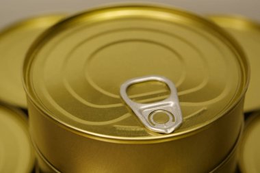 Sarı yuvarlak metal teneke kutular, yakın çekim.