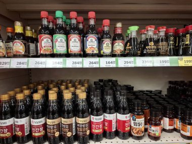 KYIV, UKRAINE, Kasım 1, 2025: Bir süpermarkette rafta çeşitli sos markaları. Dükkandaki raflarda çeşitli soslardan şişeler duruyor.