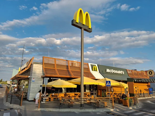 KYIV, UKRAINE, 20 AĞUSTOS 2025: Kyiv şehrindeki yeni McDonalds fast food restoranının yakınındakiler