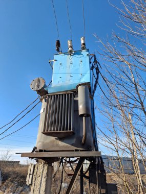 Şimdiki trafo ve yüksek voltajlı elektrik hatları