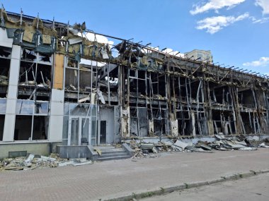 Ofis binası yandı. Yangından sonraki bina. Yangının korkunç sonuçları. Binada bir patlama ve yangın meydana geldi. Yangından sonra ofis binası yangınla yıkıldı.