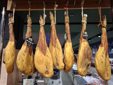 KYIV, UKRAINE, AĞUSTOS 27, 2025: Domuz bacakları süpermarkette satılıyor. Domuz eti. Kurutulmuş et bir markette satılır.