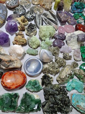 Dünya 'nın zenginlikleri. Yarı değerli taşlar ve mineraller