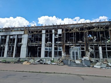 Ofis binası yandı. Binada bir patlama ve yangın meydana geldi. Yangından sonraki bina. Yangının korkunç sonuçları. Yangından sonra ofis binası yangınla yıkıldı.