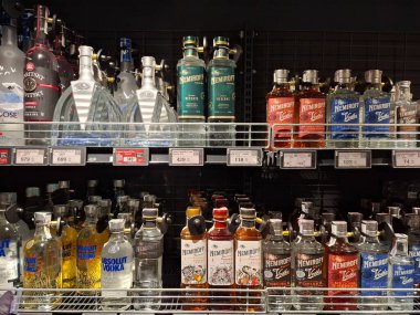 KYIV, UKRAINE, Kasım 7, 2025: Süpermarket raflarında farklı alkollü ürünler. Birçok alkollü içecek şişesi bir mağazanın alkollü içecekler bölümünde raflarda duruyor.