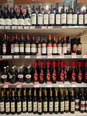 KYIV, UKRAINE, Kasım 7, 2025: Süpermarket raflarında farklı alkollü ürünler. Birçok alkollü içecek şişesi bir mağazanın alkollü içecekler bölümünde raflarda duruyor.