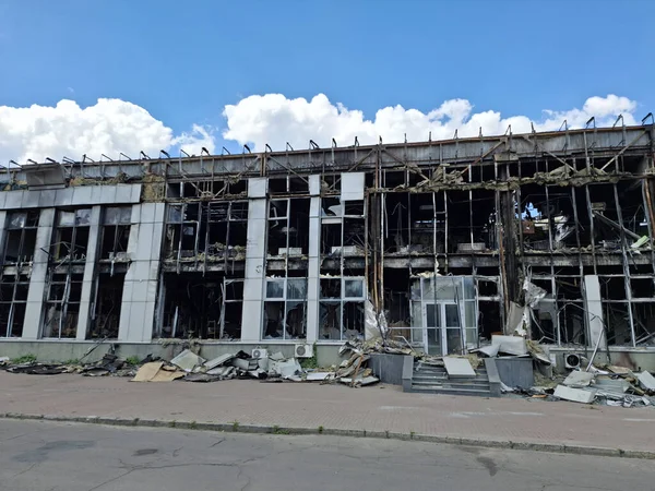 Ofis binası yandı. Binada bir patlama ve yangın meydana geldi. Yangından sonraki bina. Yangının korkunç sonuçları. Yangından sonra ofis binası yangınla yıkıldı.
