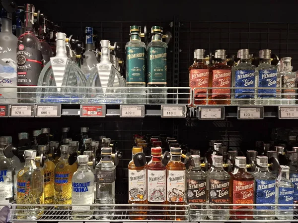 KYIV, UKRAINE, Kasım 7, 2025: Süpermarket raflarında farklı alkollü ürünler. Birçok alkollü içecek şişesi bir mağazanın alkollü içecekler bölümünde raflarda duruyor.