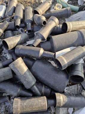 Çöplükteki siyah plastikten çıkan endüstriyel çöpler.