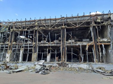 Yangından sonraki bina. Yangından sonra ofis merkezi yangınla yıkıldı. Ofis binası yandı. Binada bir patlama ve yangın meydana geldi. Yangının korkunç sonuçları