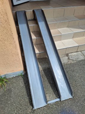 Ön girişteki bebek arabaları için metal giriş rampası