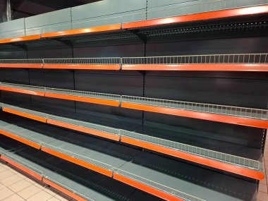 Boş raflar arızalı bir tedarik zinciri belirtileri gösteriyor