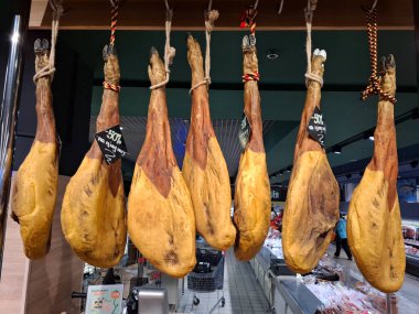 İneklerin bacakları bakkalda satılır. Markette kurutulmuş, tütsülenmiş ve tuzlanmış et satılır.
