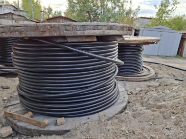 Güç kaynağı için makaralı siyah kablolar yerleştiriliyor.