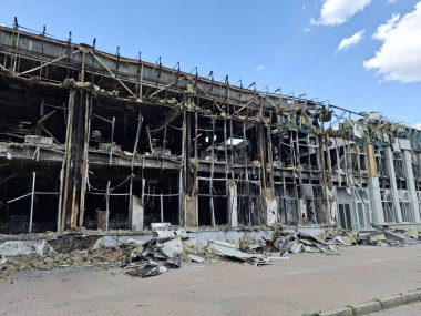 Binada bir patlama ve yangın meydana geldi. Yangının korkunç sonuçları. Yangından sonraki bina. Ofis binası yandı. Yangından sonra ofis binası yangınla yıkıldı.