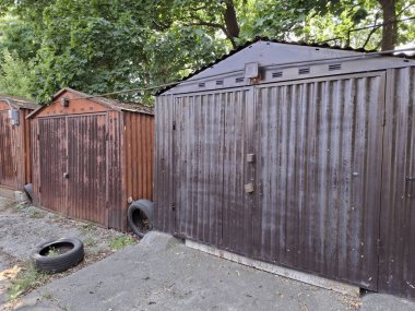 Garaj kooperatifindeki yolcu vagonları için metal garajlar.