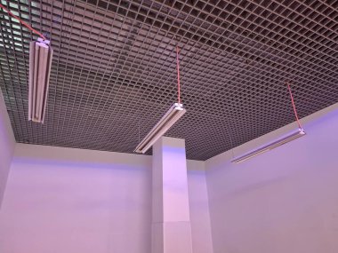 Süpermarkette kiralık yer. Boş bir depo ya da tavan lambası olan bir depo. Büyük bir alışveriş merkezinde küçük bir dükkan ya da başka bir iş için yer. Boş oda, öntanımlı boşluk