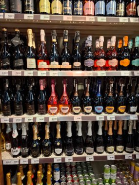 KYIV, UKRAINE, Kasım 7, 2025: Süpermarket raflarında farklı alkollü ürünler. Birçok alkollü içecek şişesi bir mağazanın alkollü içecekler bölümünde raflarda duruyor.