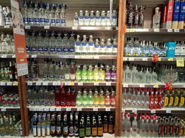 KYIV, UKRAINE, Kasım 7, 2025: Süpermarket raflarında farklı alkollü ürünler. Birçok alkollü içecek şişesi bir mağazanın alkollü içecekler bölümünde raflarda duruyor.