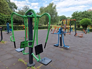 Fiziksel aktivite için çok renkli egzersiz ekipmanları. Şehir parkında açık hava spor sahası
