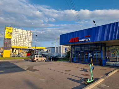 KYIV, UKRAINE, 15 Ağustos 2025: Ukrayna 'nın başkenti Kyiv' deki ATB bakkal ve KLO benzin istasyonu