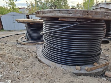 Büyük elektrik kablosu makaraları. Yeraltında yatmak için büyük makaralardan kablolar açılır.