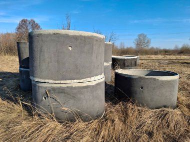 İnşaat işleri için güçlendirilmiş beton halkalar. Güçlendirilmiş beton halkalar kuyu yapımında kullanılan özel yapılardır. Su ve kanalizasyon 2