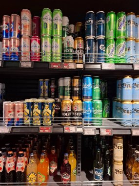 KYIV, UKRAINE, Kasım 7, 2025: Süpermarket raflarında farklı alkollü ürünler. Birçok alkollü içecek şişesi bir mağazanın alkollü içecekler bölümünde raflarda duruyor.