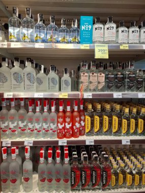 KYIV, UKRAINE, Kasım 7, 2025: Süpermarket raflarında farklı alkollü ürünler. Birçok alkollü içecek şişesi bir mağazanın alkollü içecekler bölümünde raflarda duruyor.