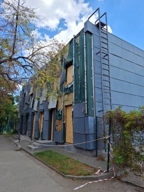 Binada bir patlama ve yangın meydana geldi. Bina cephesi yıkıldı. Patlamadan sonraki bina. Patlamadan sonra ofis binası yıkıldı. Hasarlı bir evin dışı.