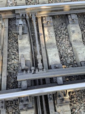 Katılım mekanizmasını değiştir ya da tren yolunu değiştir. Trenlerin güvenli ve doğru bir şekilde bir raydan diğerine geçmesini sağlayan trafik kontrol sisteminin bir parçası.