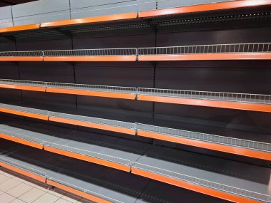 Tedarik sıkıntısı sırasında süpermarket rafları boş kalıyor