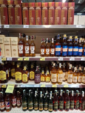 KYIV, UKRAINE, Kasım 7, 2025: Süpermarket raflarında farklı alkollü ürünler. Birçok alkollü içecek şişesi bir mağazanın alkollü içecekler bölümünde raflarda duruyor.