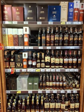 KYIV, UKRAINE, Kasım 7, 2025: Süpermarket raflarında farklı alkollü ürünler. Birçok alkollü içecek şişesi bir mağazanın alkollü içecekler bölümünde raflarda duruyor.