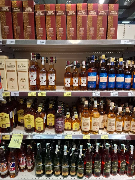 KYIV, UKRAINE, Kasım 7, 2025: Süpermarket raflarında farklı alkollü ürünler. Birçok alkollü içecek şişesi bir mağazanın alkollü içecekler bölümünde raflarda duruyor.