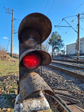 Demiryolu trafik lambası ve kırmızı ışık. Demiryolu trafik lambası - bir demiryolu üzerinde sinyal cihazı. Trafik ışığı kırmızıdır. Tren trafiği yasaktır.